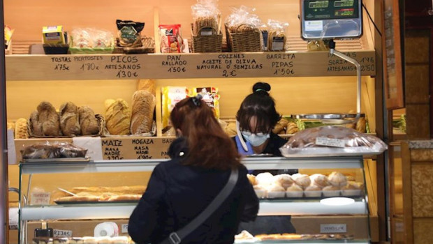 ep una mujer compra en una panaderia