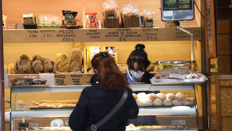 ep una mujer compra en una panaderia