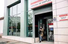 ep una mujer sale de la oficina de empleo de mendez alvaro en madrid espana ep una mujer sale de la oficina de empleo de mendez alvaro en madrid espana