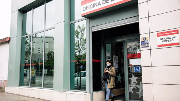 ep una mujer sale de la oficina de empleo de mendez alvaro en madrid espana
