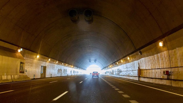 ep varios vehiculos recorren un tunel en la autovia a3