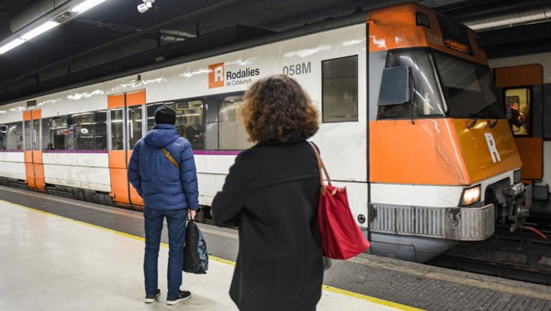 ep viajeros cogen un tren de rodalies en la estacion de sants a 23 de enero de 2026 en barcelona