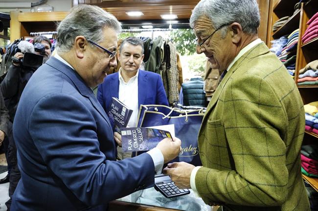 Zoido en un comercio de Jerez presentando la campaña Comercio Seguro | EUROPA PRESS/MINISTERIO INTERIOR ep zoidoun comerciojerez presentandocampana comercio seguro