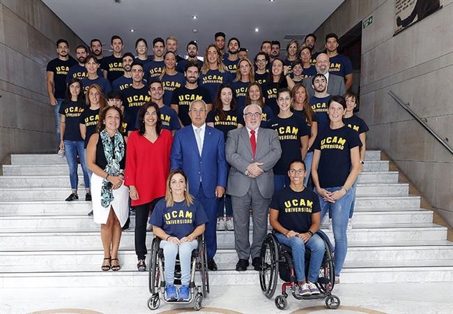 Alejandro Blanco y el presidente de la UCAM con los deportistas becados | NACHO CASARES/COE ep alejandro blancopresidentela ucamlos deportistas becados