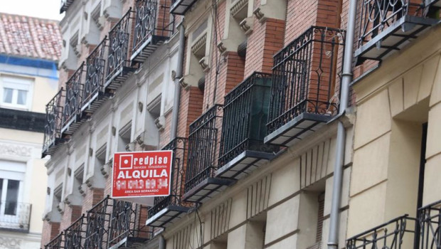 ep archivo   anuncio de un piso en alquiler en madrid espana a 31 de marzo de 2020
