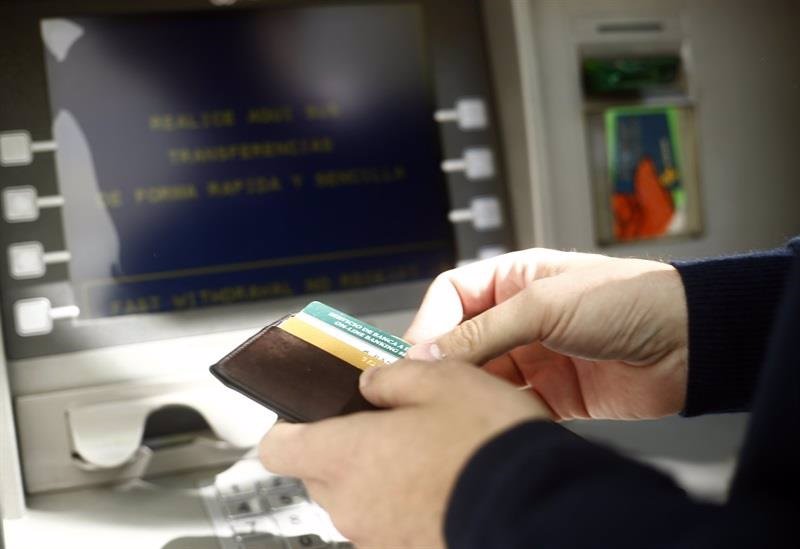 Casi 1,2 millones de personas no tienen acceso al dinero en efectivo, dice Banco de España