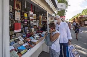 ep archivo   clientes y paseantes visitan la feria del libro de madrid