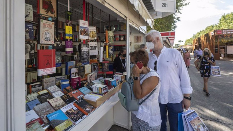 Archivo - Clientes y paseantes visitan la Feria del Libro de Madrid | Alberto Ortega - Europa Press - Archivo ep archivo clientes y paseantes visitan la feria del libro de madrid