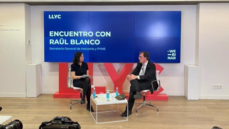 Archivo - El secretario general de Industria y Pyme del Ministerio de Industria, Comercio y Turismo, Raül Blanco, en un encuentro organizado por LLYC y moderado por la directora senior de la Unidad Next Generation EU en la consultora, Paloma Baena. | LLYC - Archivo ep archivo el secretario general de industria y pyme del ministerio de industria comercio y