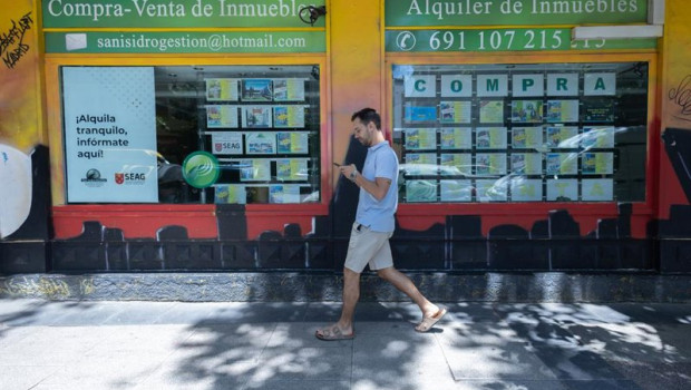 ep archivo   escaparate de una inmobiliaria a 10 de julio de 2025 en madrid espana
