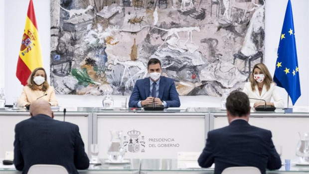 ep archivo   i d la ministra de economia nadia calvino el presidente del gobierno pedro sanchez y la