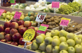 ep archivo manzanas y otras frutas en una fruteria en un puesto de un mercado ep archivo manzanas y otras frutas en una fruteria en un puesto de un mercado
