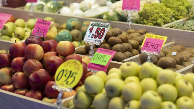ep archivo   manzanas y otras frutas en una fruteria en un puesto de un mercado
