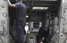 ep archivo   operarios trabajando en una fabrica en asturias