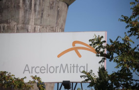 ep archivo   placa de arcelomittal en una de sus plantas en madrid