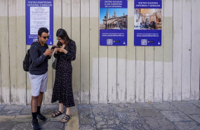 ep archivo   turistas por el entorno de la catedral de sevilla