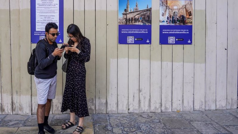 ep archivo turistas por el entorno de la catedral de sevilla ep archivo turistas por el entorno de la catedral de sevilla