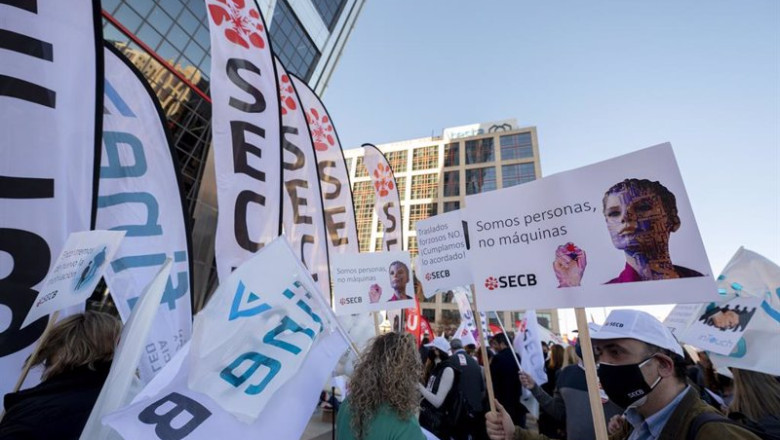 ep archivo un grupo de personas pertenecientes a los sindicatos ccoo ugt y secb llaman a las ep archivo un grupo de personas pertenecientes a los sindicatos ccoo ugt y secb llaman a las