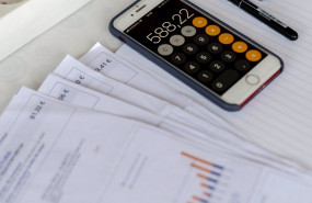 ep archivo   una calculadora una factura de la luz y una regleta