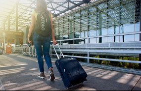 ep archivo   una viajera llega a un aeropuerto europeo