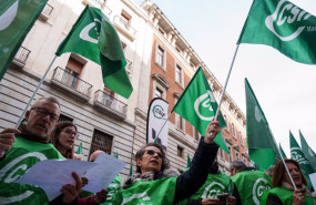 ep archivo   varias personas con banderas de csif durante una concentracion