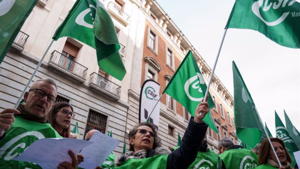 ep archivo   varias personas con banderas de csif durante una concentracion
