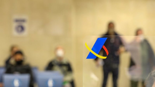 ep archivo   varias personas esperan en una oficina de la agencia tributaria