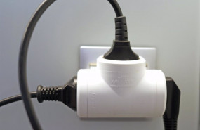 ep archivo varios cables conectados a un ladron en un enchufe ep archivo varios cables conectados a un ladron en un enchufe