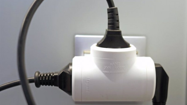 ep archivo   varios cables conectados a un ladron en un enchufe