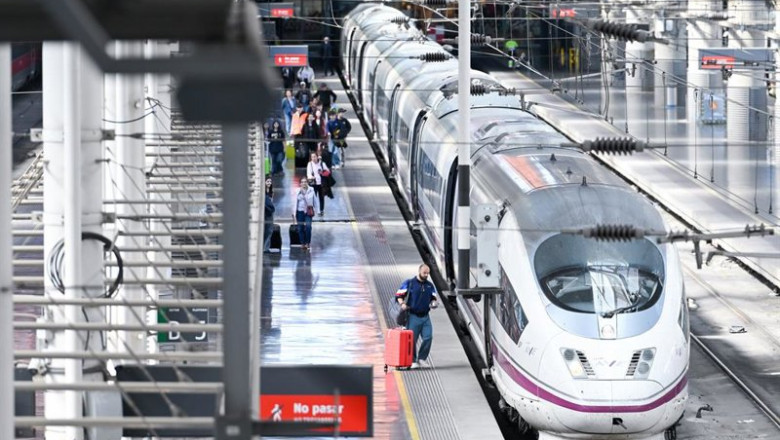 ep archivo   varios viajeros en la estacion madrid puerta de atocha almudena grandes