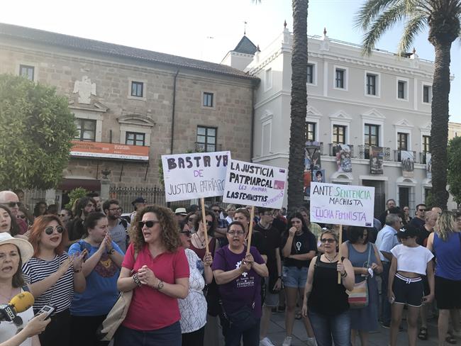 Concentración en Mérida contra la puesta en libertad de 'La Manada' | EUROPA PRESS ep concentracionmeridala puestalibertad de la manada