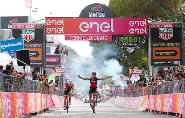 Dillier celebra su victoria ante Stuyven en el Giro | LAPRESSE - D'ALBERTO / FERRARI ep dillier celebravictoriastuyvengiro