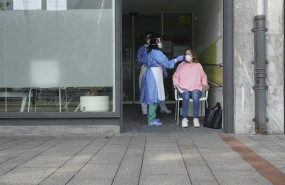 ep dos sanitarios protegidos con guantes mascarillas y pantallas protectoras recogen una muestra de