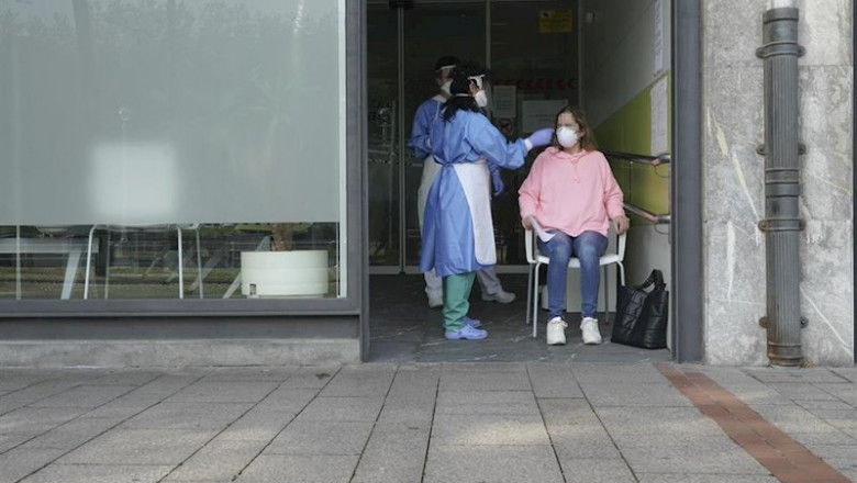 ep dos sanitarios protegidos con guantes mascarillas y pantallas protectoras recogen una muestra de