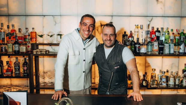 ep el director general de derby hotels collection joaquim clos y el coctelero marc alvarez en glass