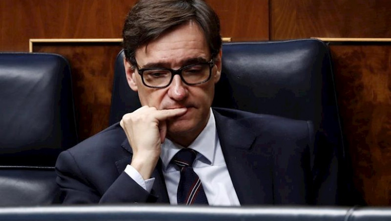 El ministro de Sanidad, Salvador Illa, durante la intervención del presidente del Gobierno, Pedro Sánchez, para explicar la declaración del estado de alarma y las medidas para paliar las consecuencias de la pandemia provocada por el coronavirus | Pool ep el ministro de sanidad salvador illa durante la intervencion del presidente del gobierno pedro