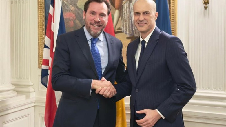 El ministro de Transportes y Movilidad Sostenible, Óscar Puente, con el presidente del consejo de la Organización Marítima Internacional, Víctor Jiménez | MINISTERIO DE TRANSPORTES ep el ministro de transportes y movilidad sostenible oscar puente con el presidente del consejo de