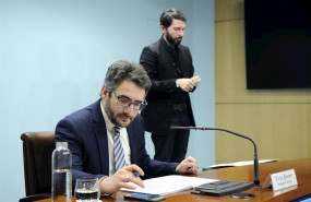 ep el ministro portavoz de andorra eric jover y el interprete del lenguage de los signos david