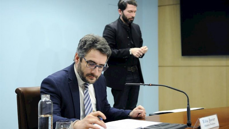 El ministro portavoz de Andorra, Eric Jover, y el intérprete del lenguage de los signos, David Jiménez, en rueda de prensa sobre el coronavirus | SFG ep el ministro portavoz de andorra eric jover y el interprete del lenguage de los signos david