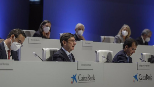 ep el presidente de caixabank jose ignacio goirigolzarri centro durante una reunion de la junta