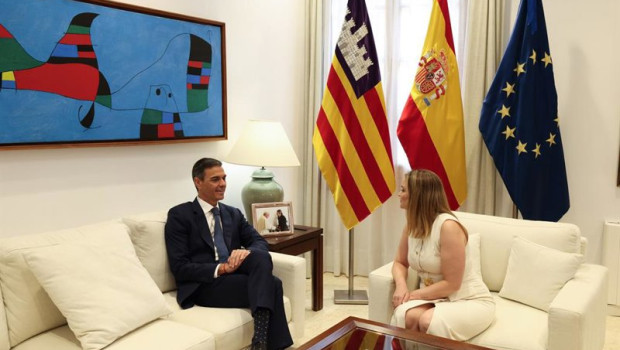 ep el presidente del gobierno pedro sanchez y la presidenta de las islas baleares marga prohens
