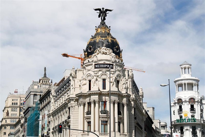 ep fachada del edificio metropolis de madrid al inicio de la calle gran via ep fachada del edificio metropolis de madrid al inicio de la calle gran via