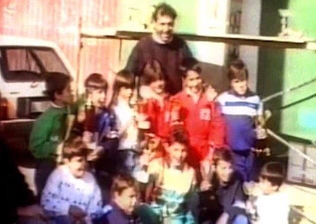 Fernando Alonso de niño en una foto con Quini | TWITTER ep fernando alonsoninouna fotoquini