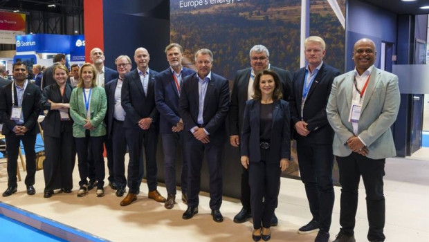 ep hitachi energy y orsted sellan alianza en sistemas electricos para proyectos eolicos marinos