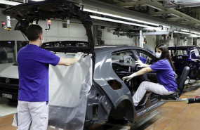 ep imagen de dos trabajadores en una planta de volkswagen