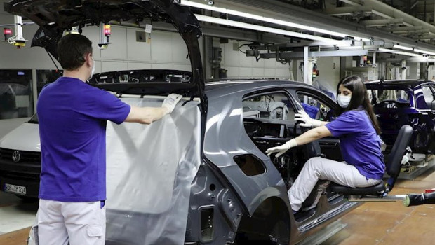 ep imagen de dos trabajadores en una planta de volkswagen