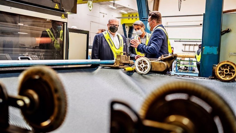 Karsten Schnake, miembro del consejo de administración de Compras de Skoda, visita la empresa Sage Automotive Interiors que fabrica materiales sostenibles para su uso en los vehículos de Skoda | SKODA AUTO ep karsten schnake miembro del consejo de administracion de compras de skoda visita la empresa sage