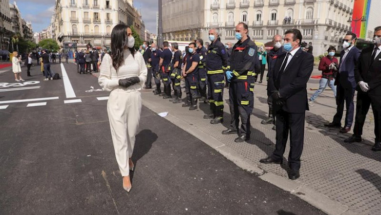 La vicealcaldesa de Madrid, Begoña Villacís (i), participa este sábado 2 de Mayo, en las celebraciones de la fiesta de la Comunidad de Madrid, en la Puerta del Sol, en Madrid (España), a 2 de mayo de 2020. | Pool ep la vicealcaldesa de madrid begona villacis i participa este sabado 2 de mayo en las celebraciones