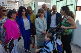 ep maria luisa carcedo centro entre rocio ruiz y antonio ruiz habla con la madre de un nino con