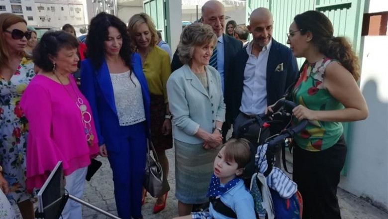 María Luisa Carcedo (centro), entre Rocío Ruiz y Antonio Ruiz, habla con la madre de un niño con parálisis cerebral | EUROPA PRESS ep maria luisa carcedo centro entre rocio ruiz y antonio ruiz habla con la madre de un nino con
